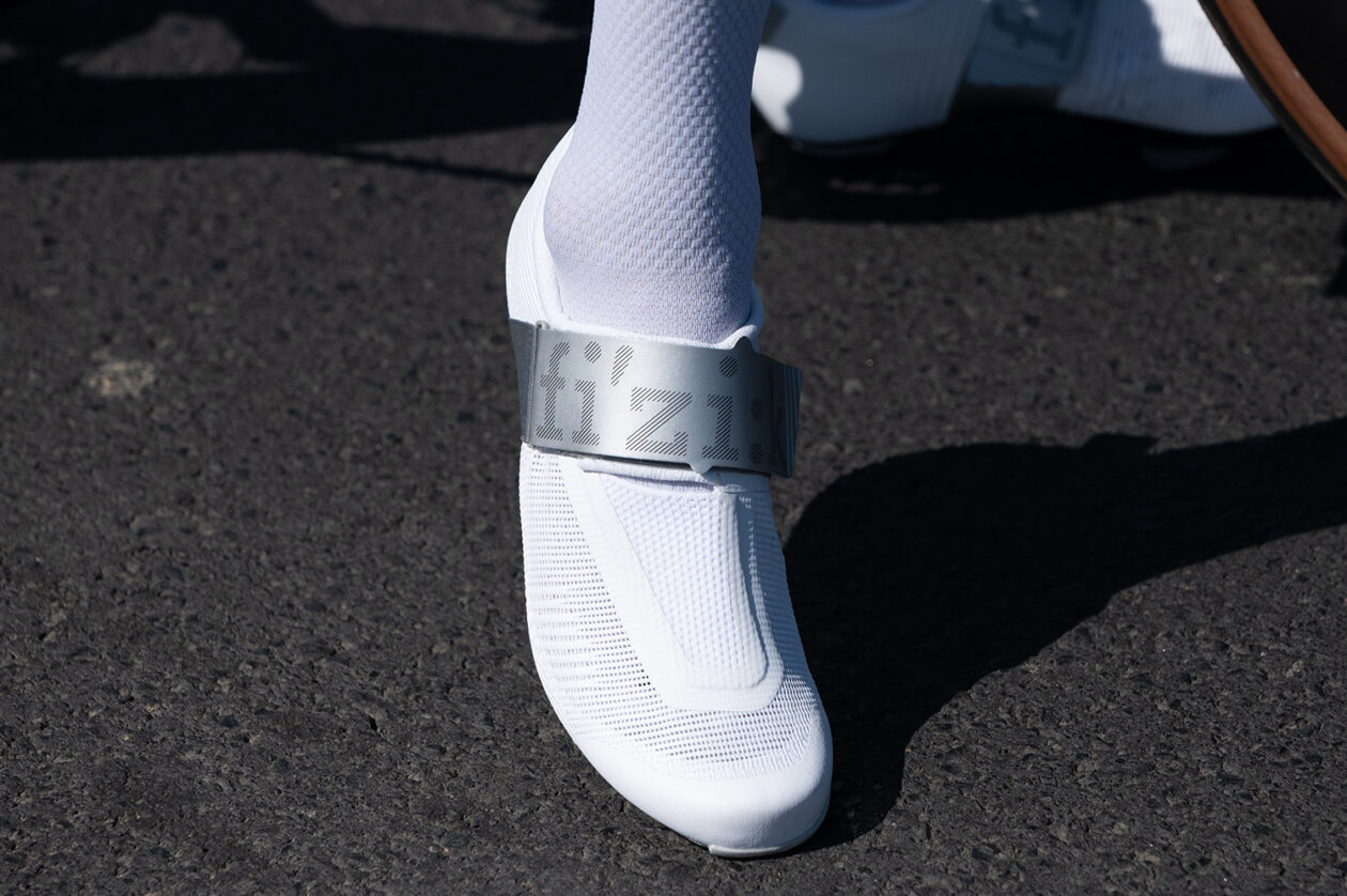neuer weiß-silber Fizik Schuh für den Triathlon